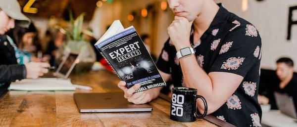Quelles sont les compétences clés pour exceller en tant que formateur en développement personnel ?