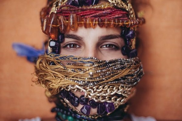 Comment utiliser des matériaux naturels pour créer des bijoux artisanaux uniques ?